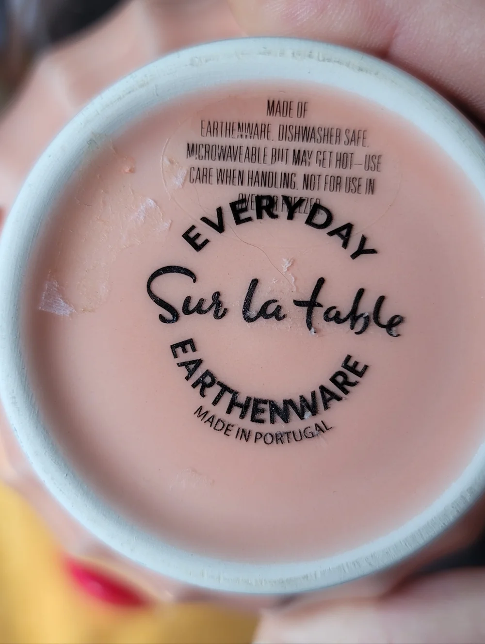 Sur la table Salmonish Ceramic Earthenware Latte Mug. Portugal